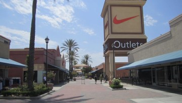 Lake Elsinore Outlets Inland Empire Day Trip